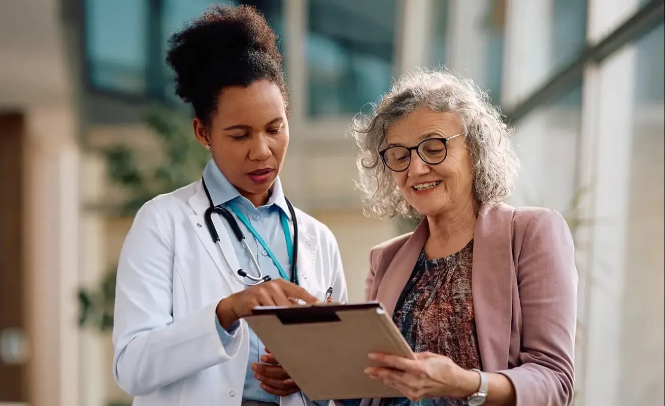 Pessoa usando uma calculadora