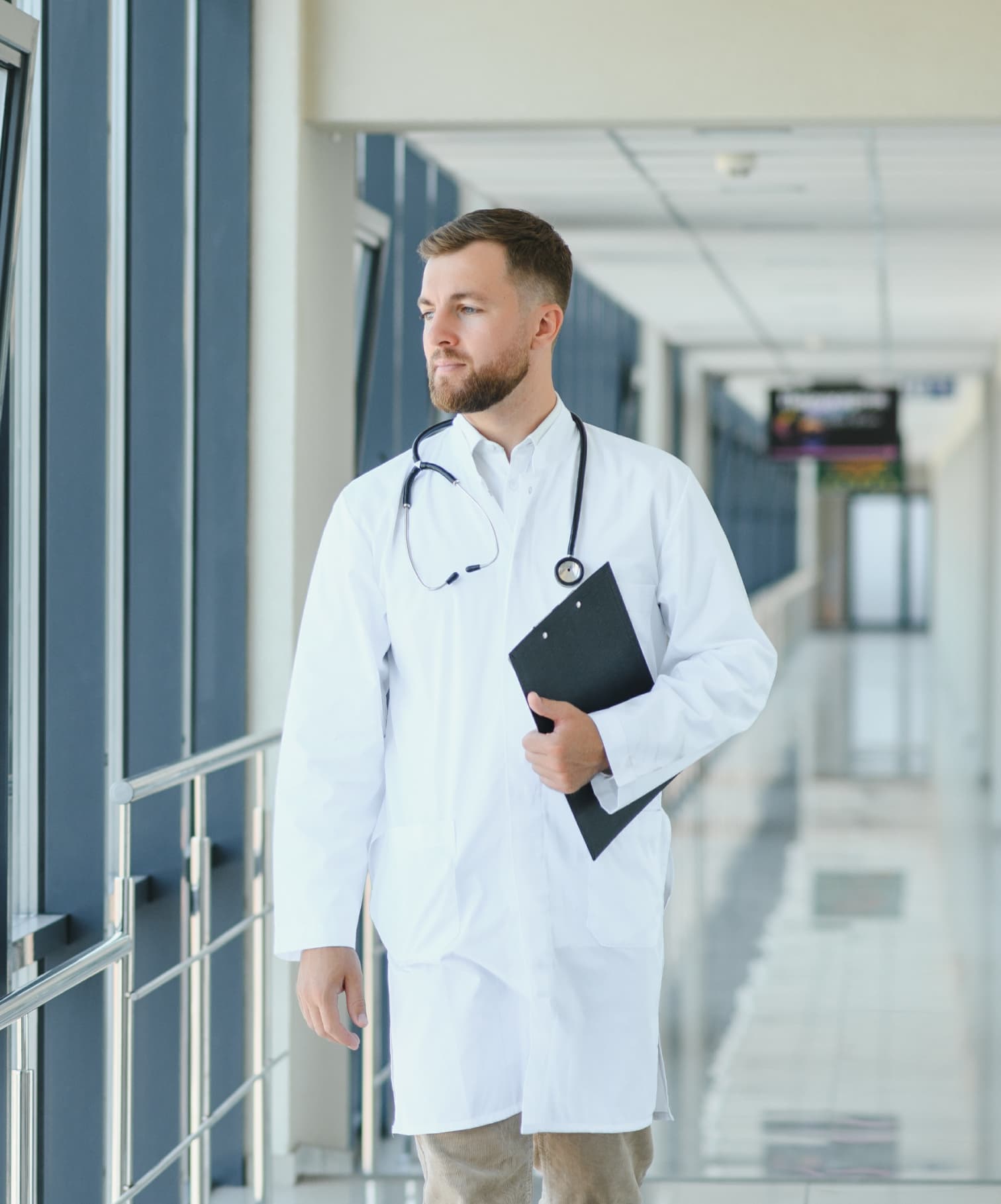Médico em um corredor de hospital