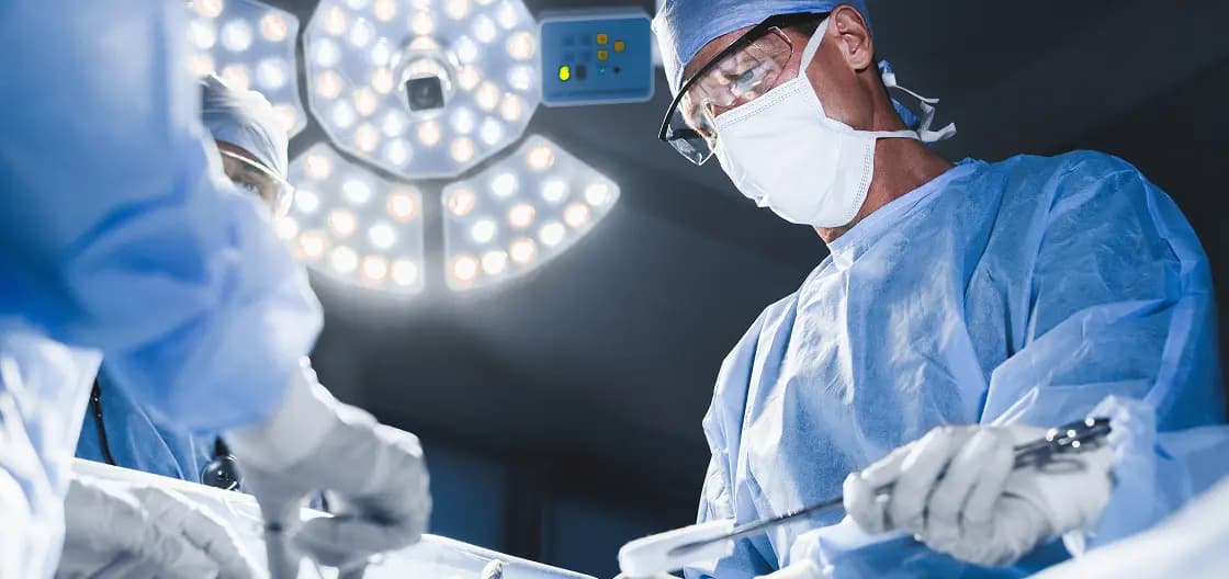 Médicos em cirurgia