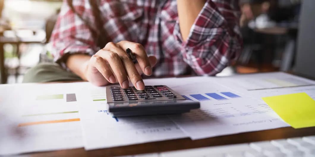 Pessoa usando calculadora