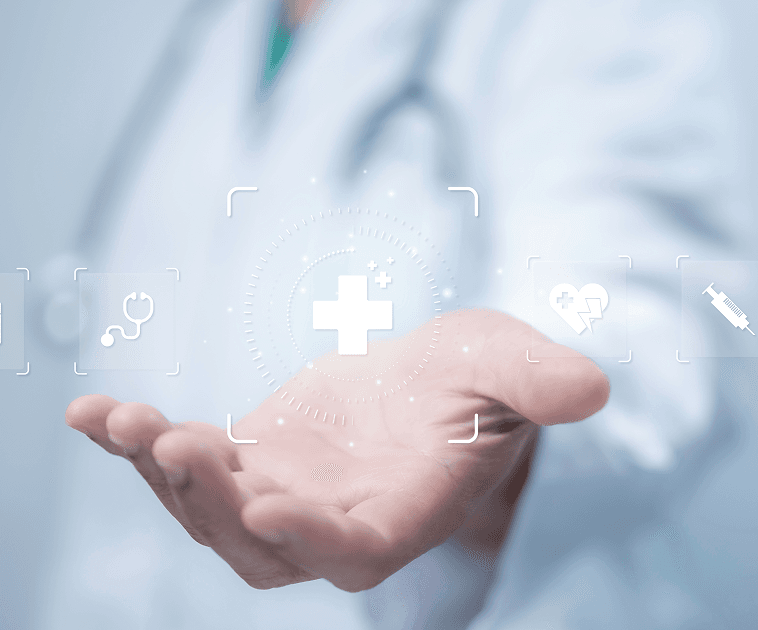 Médico analisando diagnósticos digitais