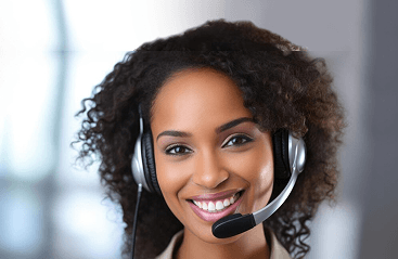 Profissional de atendimento sorrindo