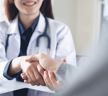 Médica cumprimentando paciente