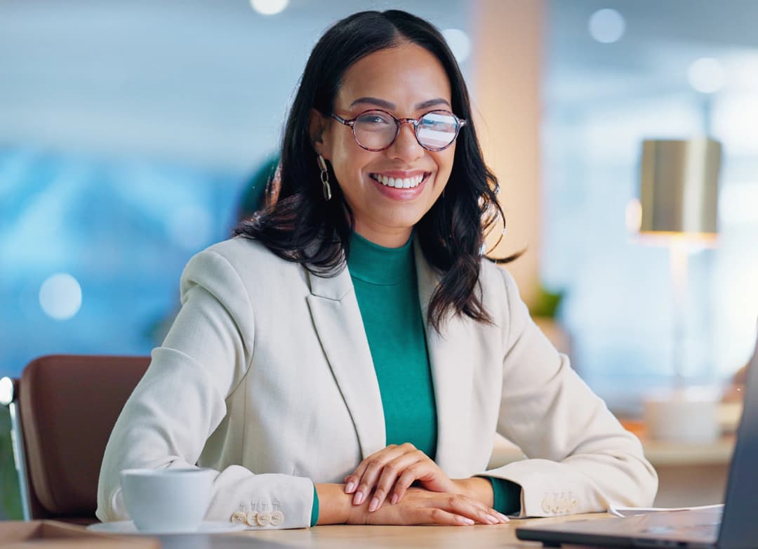 Secretária sorrindo em um ambiente de escritório clínico
